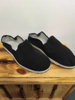 Klassische Espadrilles / Slipper – Schwarz – Größe 42 – NEU & Ungetragen
