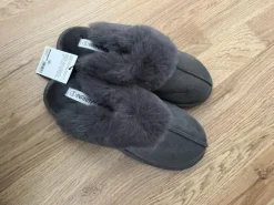 Kuschelige Infinity Hausschuhe / Pantoffeln Grau – NEU mit Etikett
