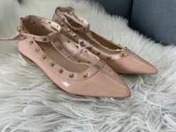Lack Ballerina mit Nieten und Riemchen in nude NEU mit Etikett