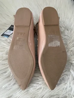 Lack Ballerina mit Nieten und Riemchen in nude NEU mit Etikett