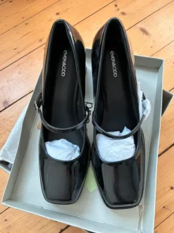Lackschuhe in schwarz NEU