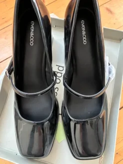 Lackschuhe in schwarz NEU