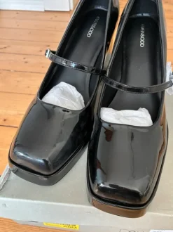Lackschuhe in schwarz NEU