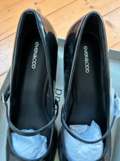 Lackschuhe in schwarz NEU