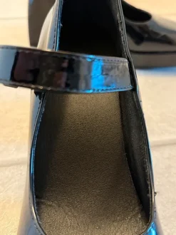Lackschuhe mit Absatz