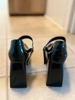 Lackschuhe mit Absatz
