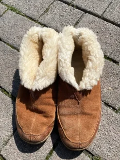 Lammfellhausschuhe .