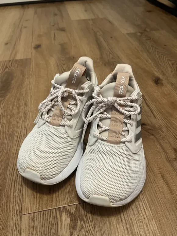 Lang getragene Sportschuhe, Gr. 39