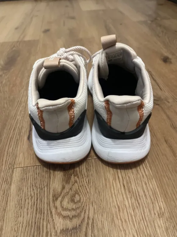 Lang getragene Sportschuhe, Gr. 39