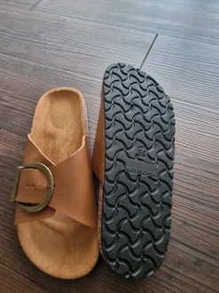 Latschen, braun in der Größe 39