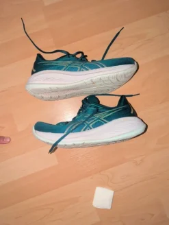 Laufschuhe Asics, Größe 42,5