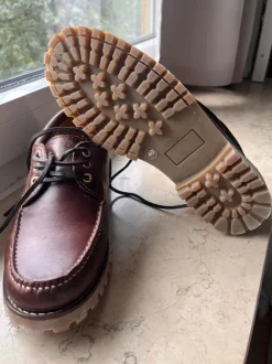 Leather shoes / moccasins
