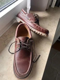 Leather shoes / moccasins