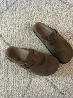 Leather unisex clogs in Light Brown