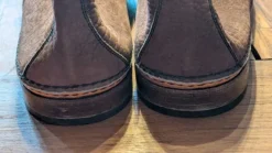Leichte Lederschuhe.