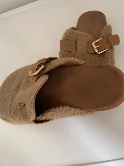 Leuke slippers met borg bont