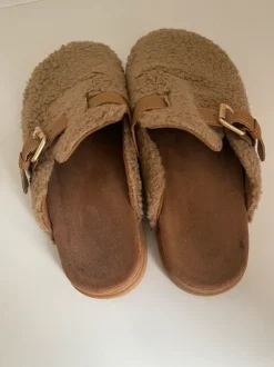 Leuke slippers met borg bont