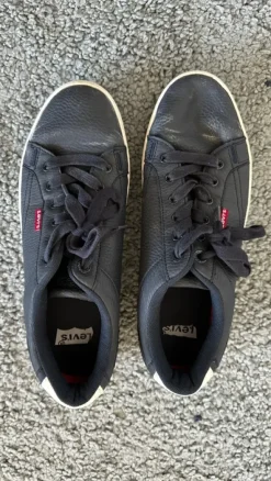Levis shoes 43