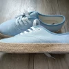 Lichtblauwe sneakers