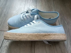 Lichtblauwe sneakers