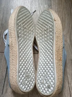 Lichtblauwe sneakers