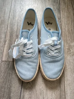Lichtblauwe sneakers