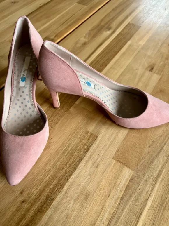 Light pink pumps