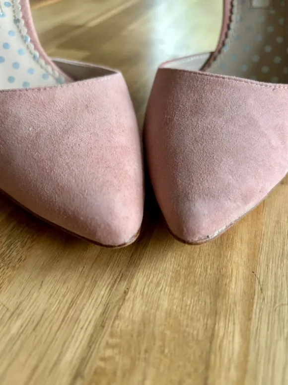 Light pink pumps