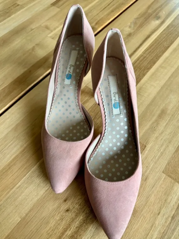 Light pink pumps