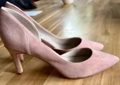 Light pink pumps