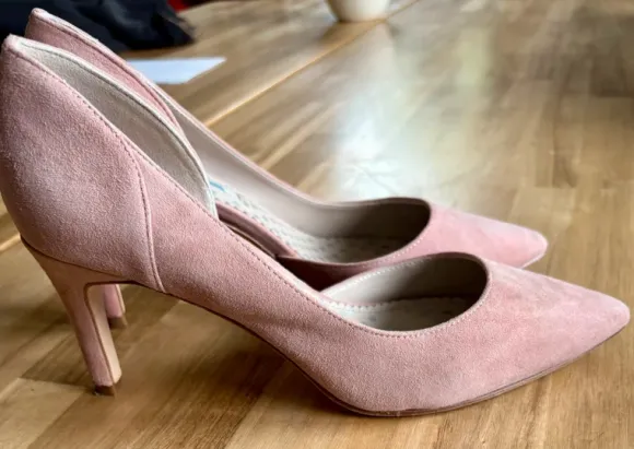 Light pink pumps