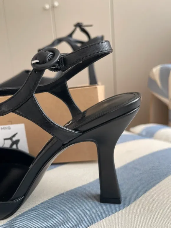 Mango Leder T-Strap Pumps. Black & Classy. Neu. Gr. 39