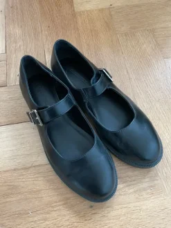 Mary Jane loafers van Urban Outfitters