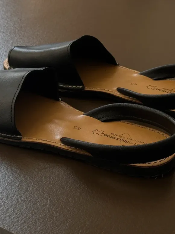 Menorquina Huran black sandals