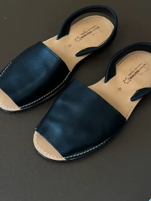 Menorquina Huran black sandals