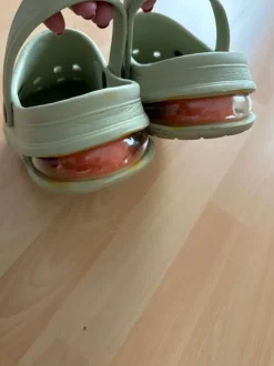 Mintfarbene Huasschuhe/Clogs