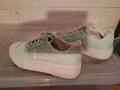 Mintfarbene Turnschuhe