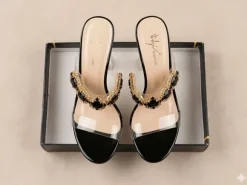 Mules à talons transparents et bijoux