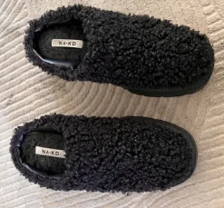 NA-KD Clogs Teddy-Fell Plateau Schwarz Gr. 38