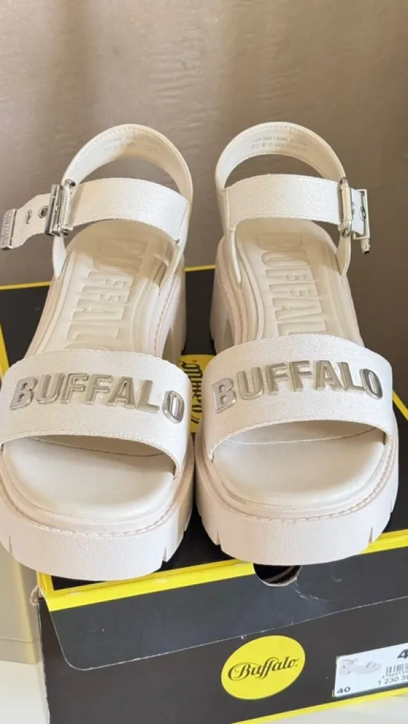 **Neu mit Karton_Buffalo Plateau Sandalen Cremeweiß Größe 40**