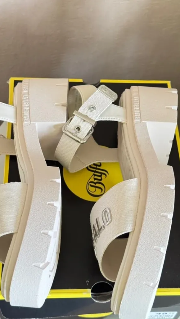 **Neu mit Karton_Buffalo Plateau Sandalen Cremeweiß Größe 40**