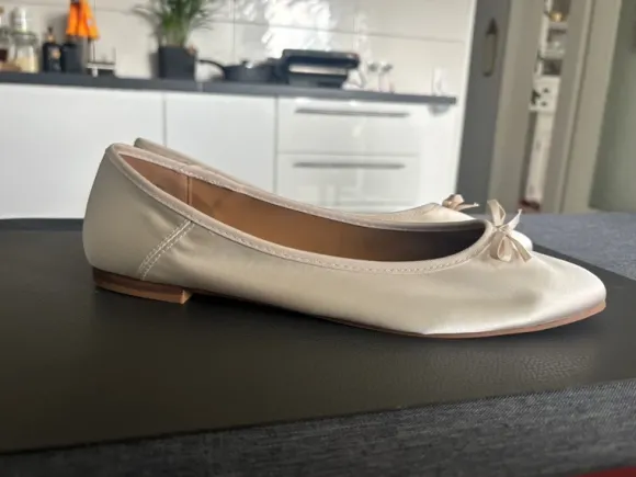 Neu traumhafte Satin Creme Ballerinas