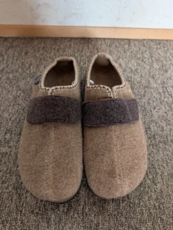Neu, ungetragen: Hausschuhe 70% Wolle Gr. 43 unisex braun Klettverschluss
