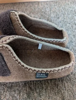Neu, ungetragen: Hausschuhe 70% Wolle Gr. 43 unisex braun Klettverschluss
