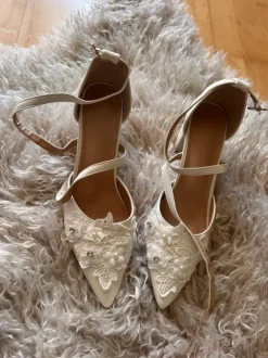 NEUE Brautschuhe mit Strass und Blüten