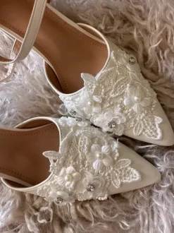 NEUE Brautschuhe mit Strass und Blüten