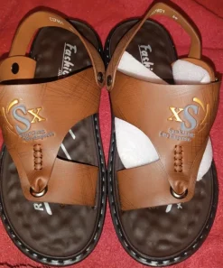 Neue Herren-Sandalen aus Kunstleder mit verstellbarem Riemen, Größe 39