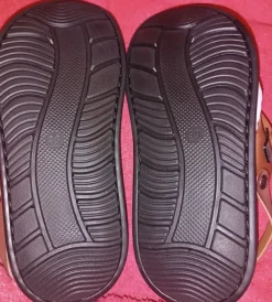 Neue Herren-Sandalen aus Kunstleder mit verstellbarem Riemen, Größe 39