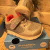 Neue Kinder-Sneaker von Munchkin by Stride Rite in Silber mit Glitzerdetails und pinkem Innenfutter.