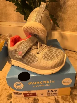 Neue Kinder-Sneaker von Munchkin by Stride Rite in Silber mit Glitzerdetails und pinkem Innenfutter.